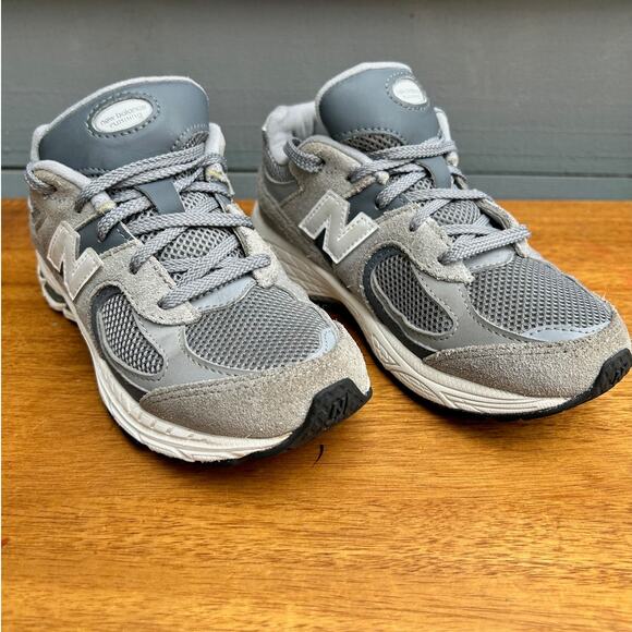 New Balance 2002R Toddler Sneakers Gray Silver Mesh Suede Size 1 - Picture 4 of 8
